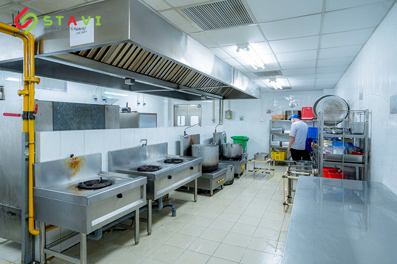 Khu bếp chế biến suất ăn trường học đảm bảo thoáng sạch