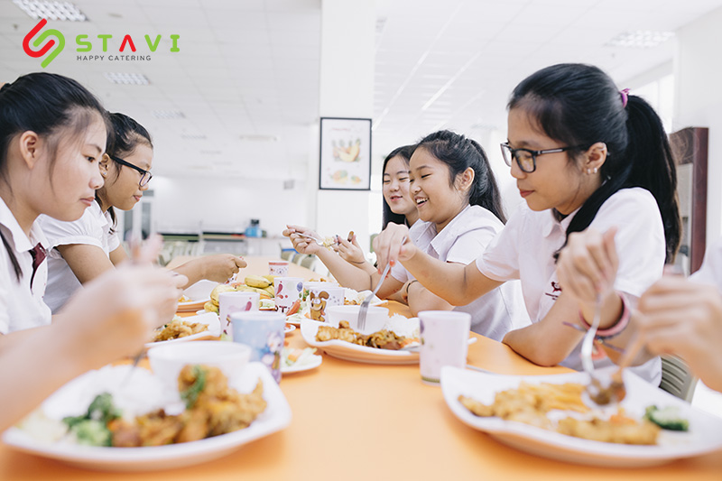 Suất ăn cho trường học đầy đủ dinh dưỡng và đảm bảo an toàn
