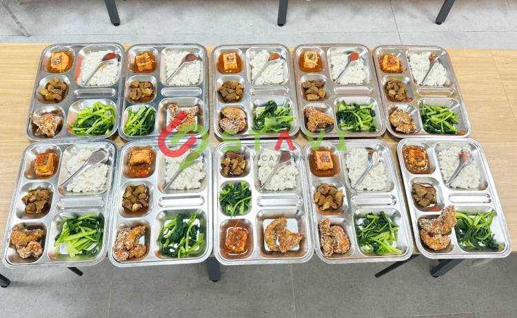 Suất ăn trường học đảm bảo chất lượng và dinh dưỡng tại STAVI