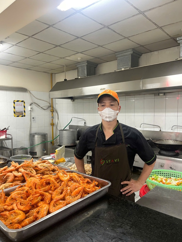 Bếp trưởng Dương Đức Hữu luôn tâm huyết trong từng bữa ăn Bếp trưởng Dương Đức Hữu luôn tâm huyết trong từng bữa ăn