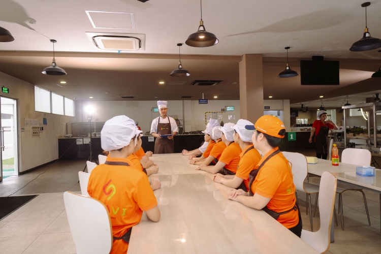 Đội ngũ nhân viên được đào tạo định kỳ về vệ sinh an toàn thực phẩm
