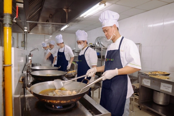 Khu bếp đảm bảo vệ sinh an toàn thực phẩm của Stavi