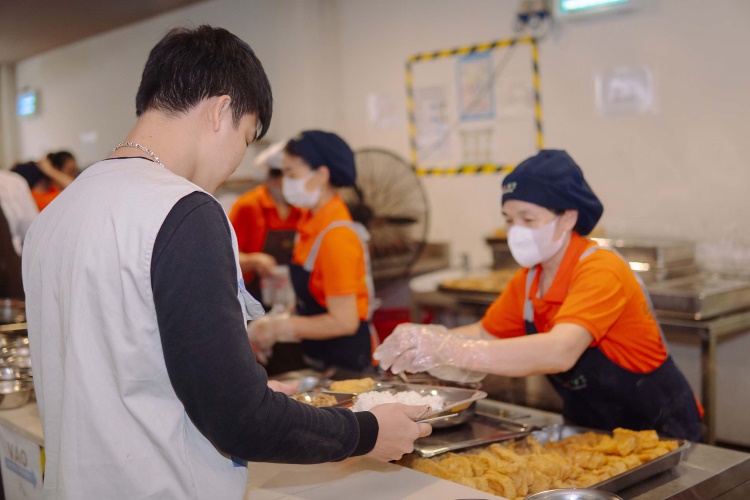 Nhân viên phục vụ tận tình đảm bảo đúng giờ ăn cho người lao động