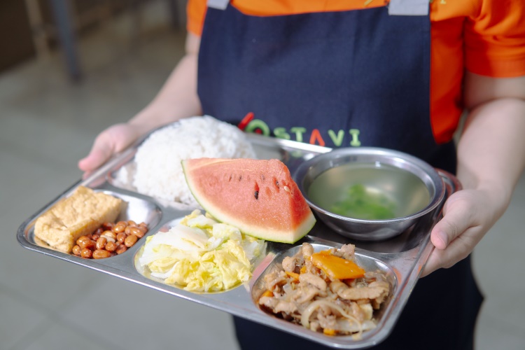 Suất cơm đầy đủ từ bếp ăn của STAVI