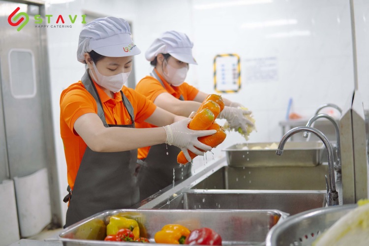 Chọn củ cà rốt tươi, vỏ cam đậm đều nhau sẽ giòn ngọt hơn Chọn củ cà rốt tươi, vỏ cam đậm đều nhau sẽ giòn ngọt hơn