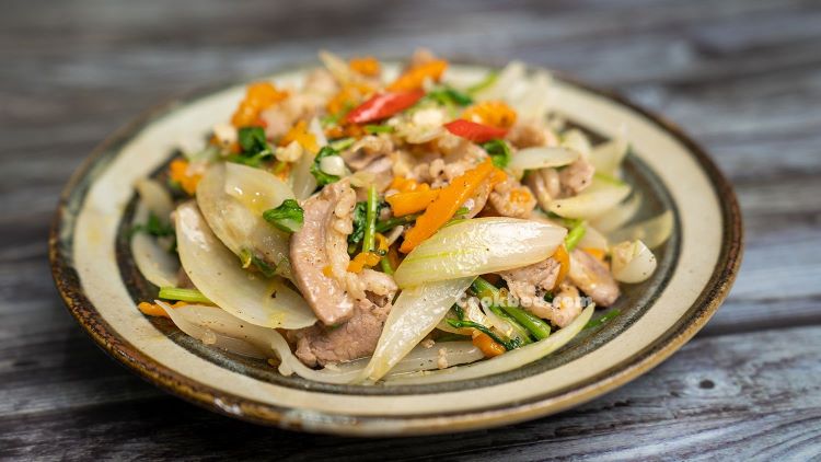 Thịt xào hành cần thơm ngon trở thành món phụ quen thuộc Thịt xào hành cần thơm ngon trở thành món phụ quen thuộc