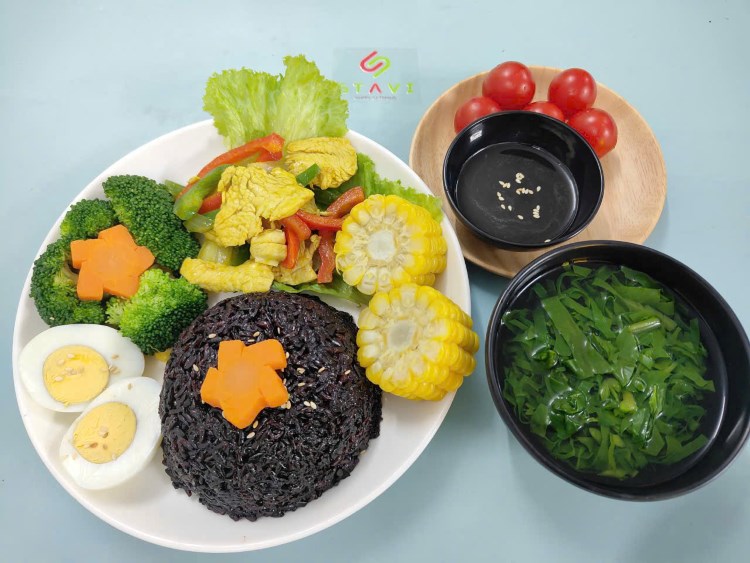 Menu 3: Brown rice, chicken breast stir-fried with bell pepper, boiled vegetables, boiled egg, boiled corn Menu 3: Brown rice, chicken breast stir-fried with bell pepper, boiled vegetables, boiled egg, boiled corn