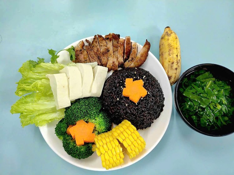 Menu 4: Brown rice, grilled lean pork, steamed tofu, boiled vegetables, vegetable soup, banana for dessert. Menu 4: Brown rice, grilled lean pork, steamed tofu, boiled vegetables, vegetable soup, banana for dessert.