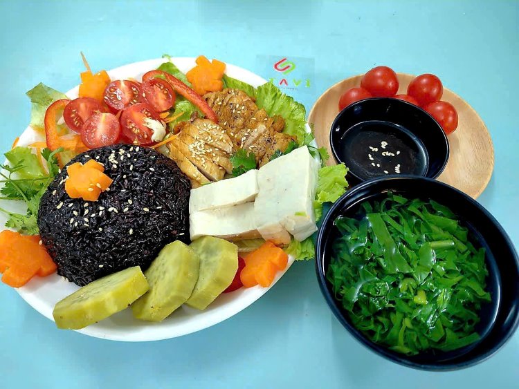 Menu 1: Purple brown rice, pan-seared chicken breast, tofu, vegetable salad, boiled sweet potato Menu 1: Purple brown rice, pan-seared chicken breast, tofu, vegetable salad, boiled sweet potato