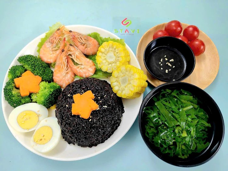 Menu 2: Purple brown rice, steamed prawns, boiled vegetables, boiled egg. Menu 2: Purple brown rice, steamed prawns, boiled vegetables, boiled egg.