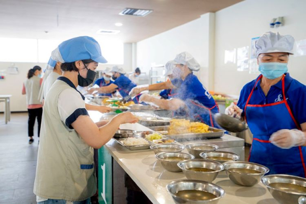맛있고 영양가 높으며 저렴한 하이즈엉 산업체 급식 서비스