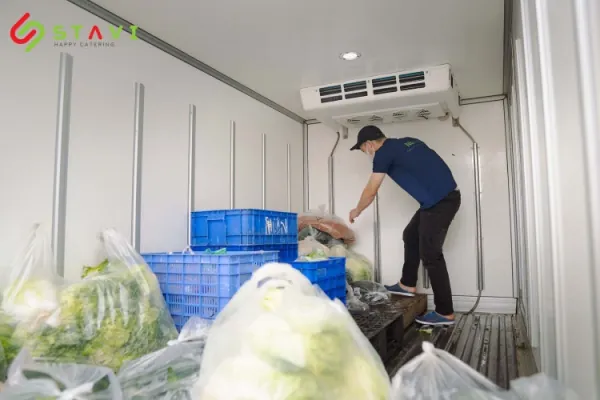 STAVI kiểm soát nghiêm ngặt quy trình nhập hàng để cho ra bữa ăn đạt chuẩn
