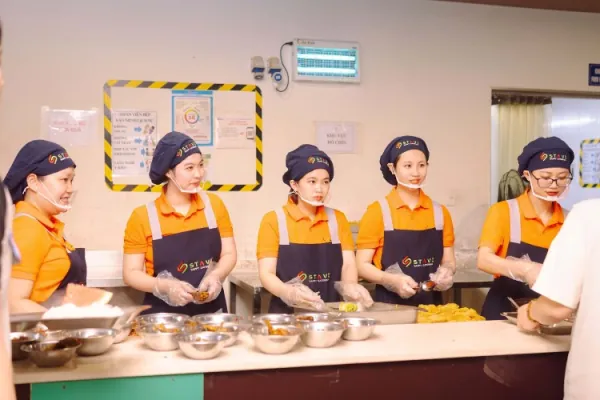 Lợi ích khi thuê dịch vụ suất ăn công nghiệp thay vì tự nấu tại chỗ